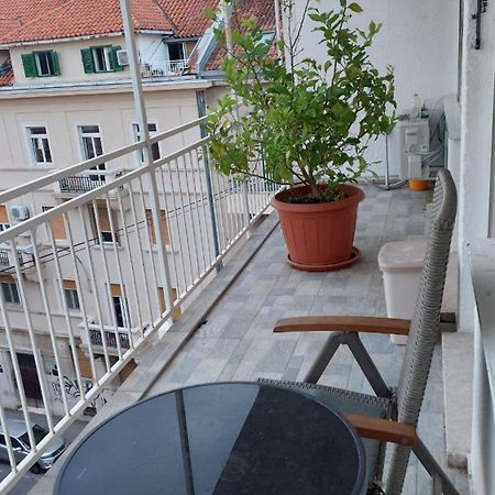Room With Private Toilet And Balcony In City Center In Shared Apartment สปลิท ภายนอก รูปภาพ