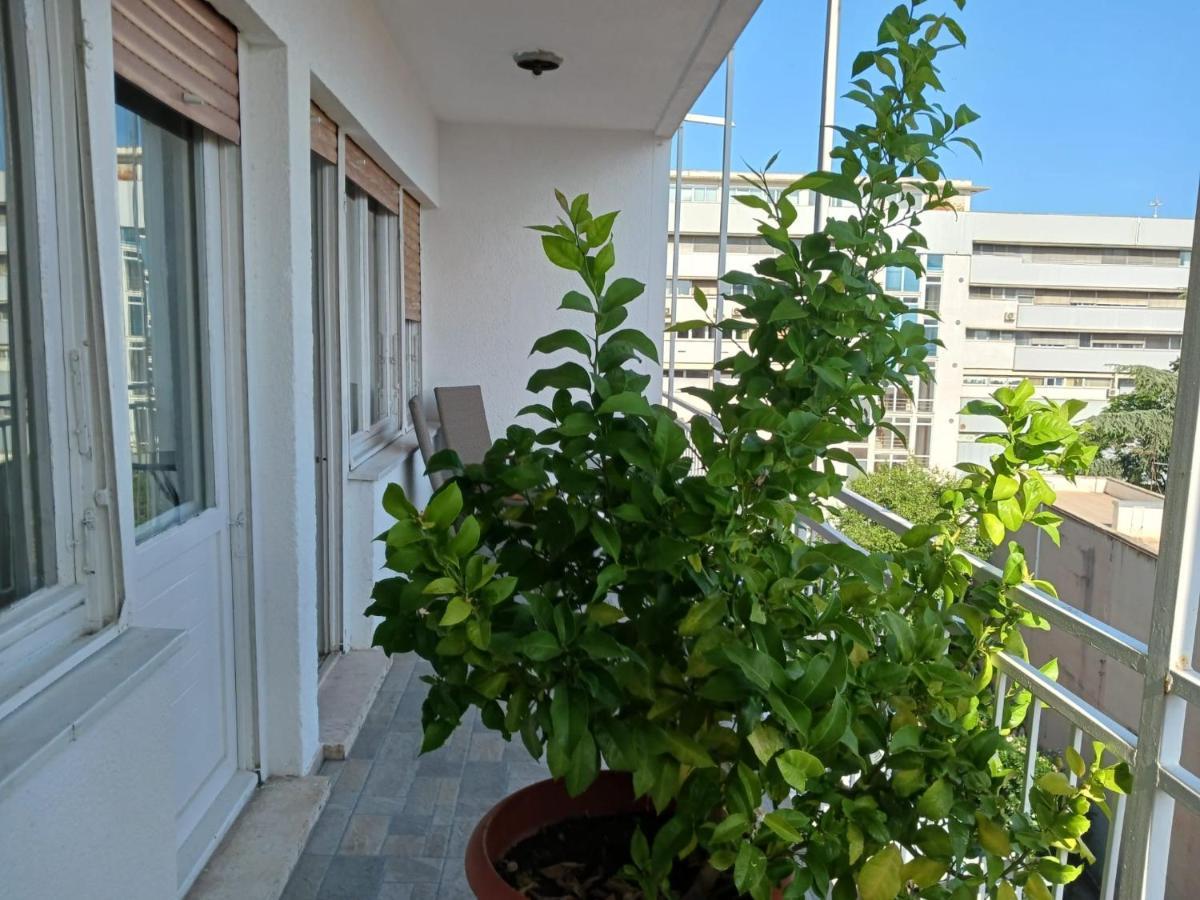 Room With Private Toilet And Balcony In City Center In Shared Apartment สปลิท ภายนอก รูปภาพ