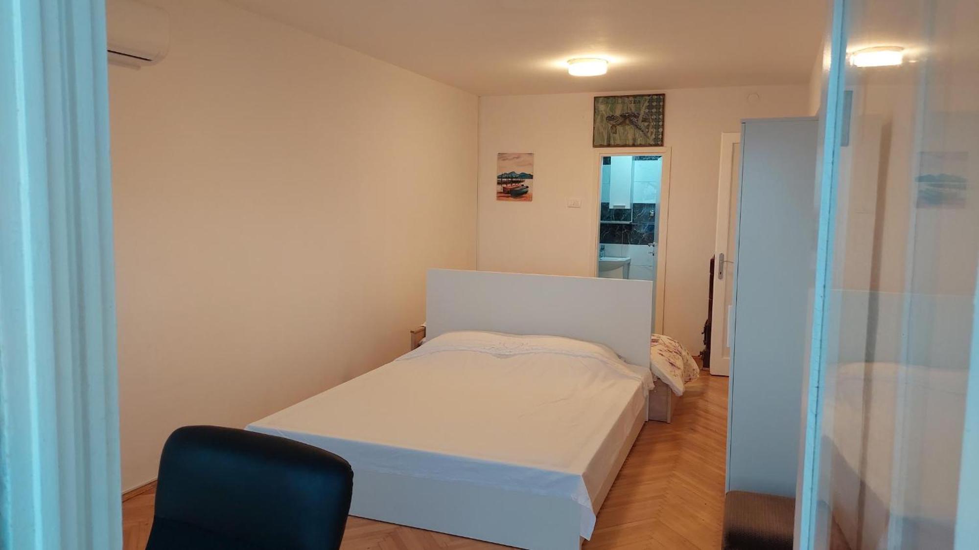 Room With Private Toilet And Balcony In City Center In Shared Apartment สปลิท ภายนอก รูปภาพ