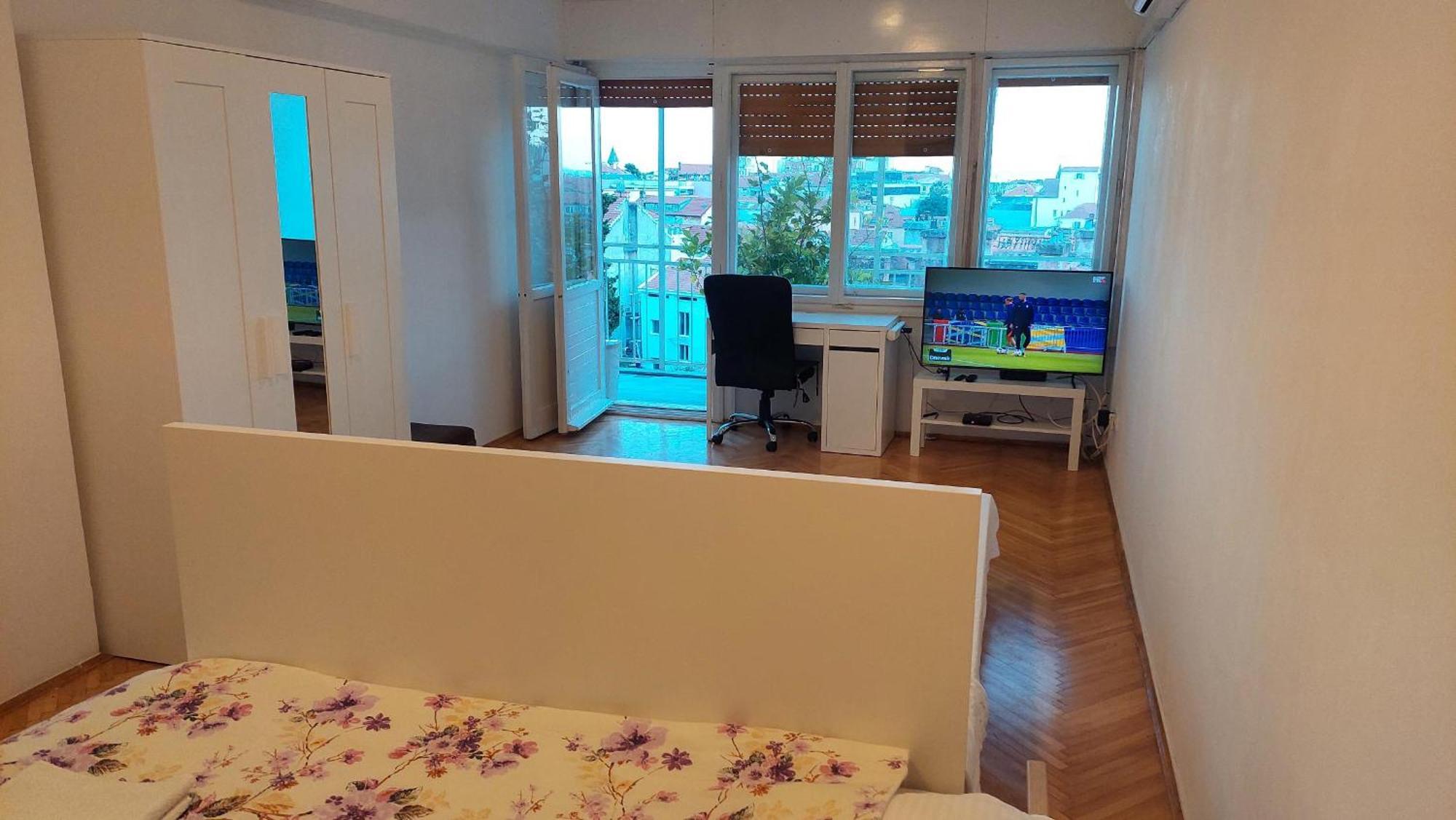 Room With Private Toilet And Balcony In City Center In Shared Apartment สปลิท ภายนอก รูปภาพ