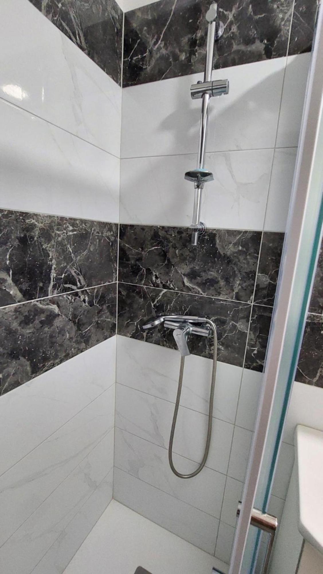 Room With Private Toilet And Balcony In City Center In Shared Apartment สปลิท ภายนอก รูปภาพ