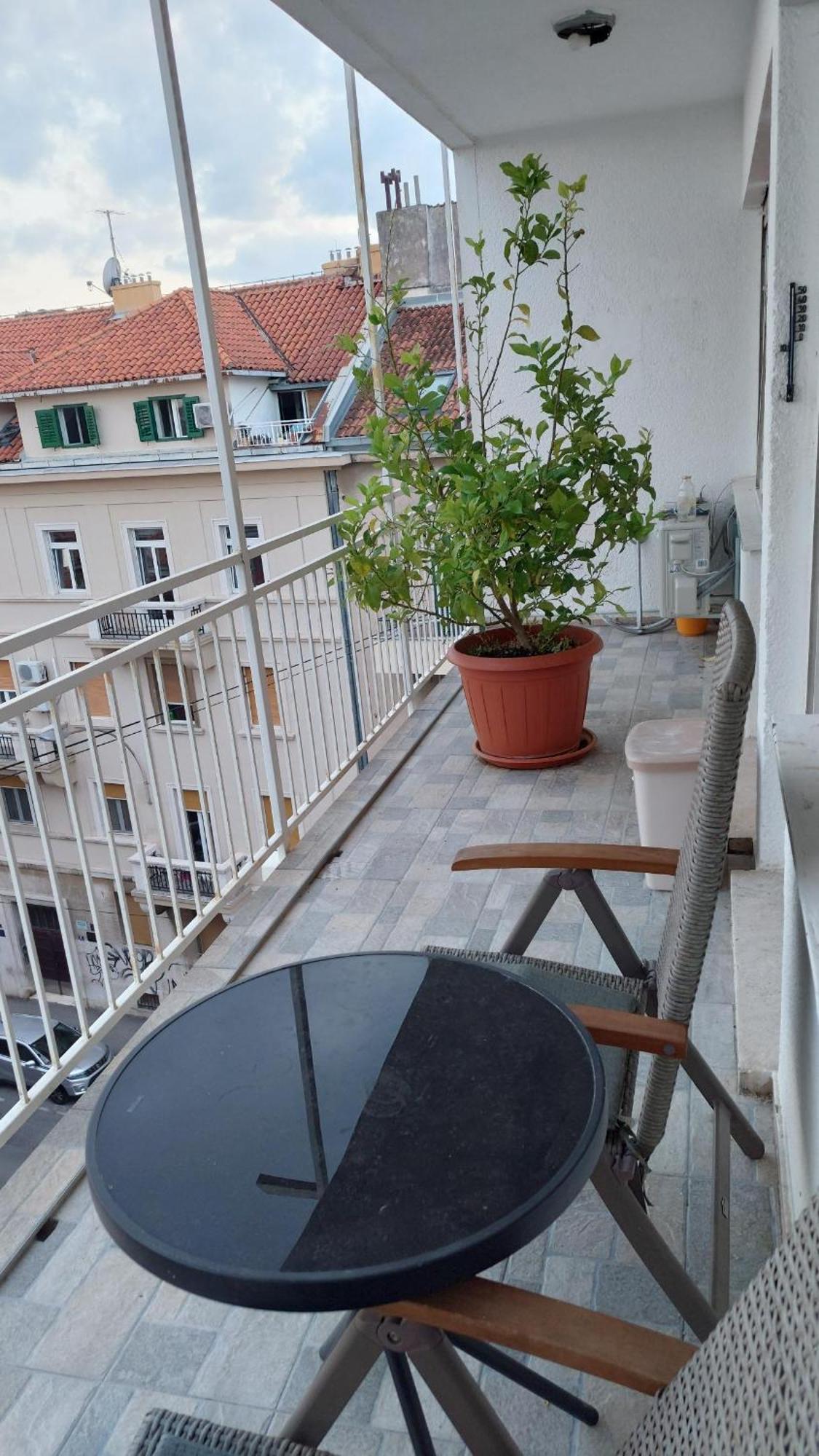 Room With Private Toilet And Balcony In City Center In Shared Apartment สปลิท ภายนอก รูปภาพ