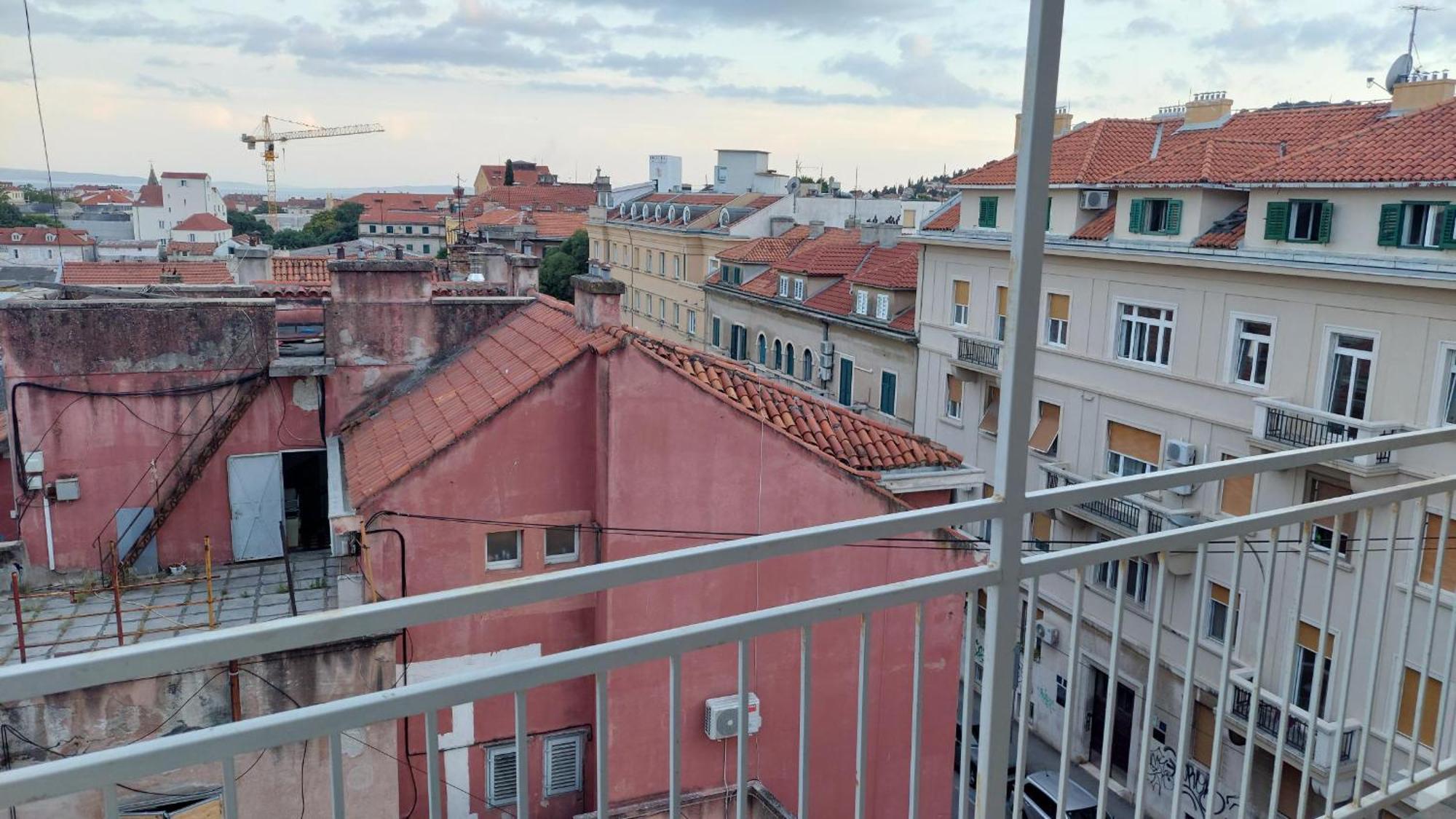 Room With Private Toilet And Balcony In City Center In Shared Apartment สปลิท ภายนอก รูปภาพ